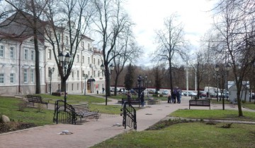 В сквере часто назначают встречи.