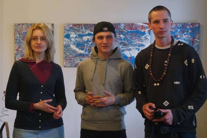 Художники А. Левадний (по центру) и К. Дёмчев (справа) с научным сотрудником музея ВЦСИ М. Карман