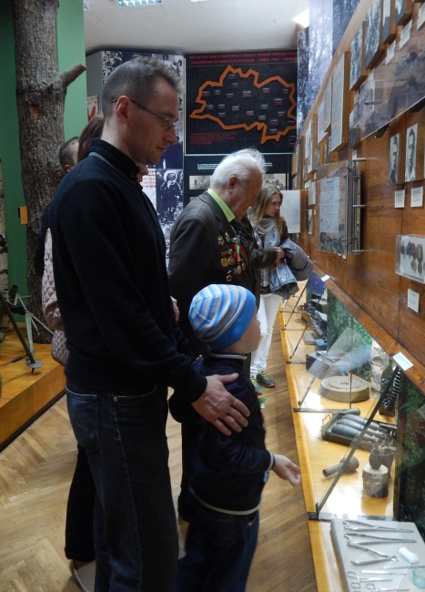 На выставке присутствовали и ветераны, и их правнуки.