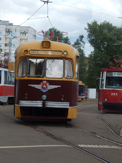 Трамвай советского образца.