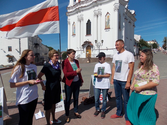 Татьяна Короткевич с членами своей инициативной группы в Витебске