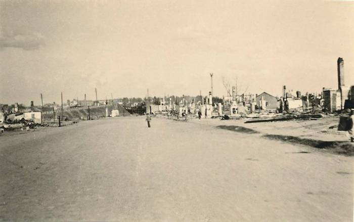 Полоцкая улица в 1941 — 1944 годах. Впереди разрушенный путепровод через железнодорожные пути. 