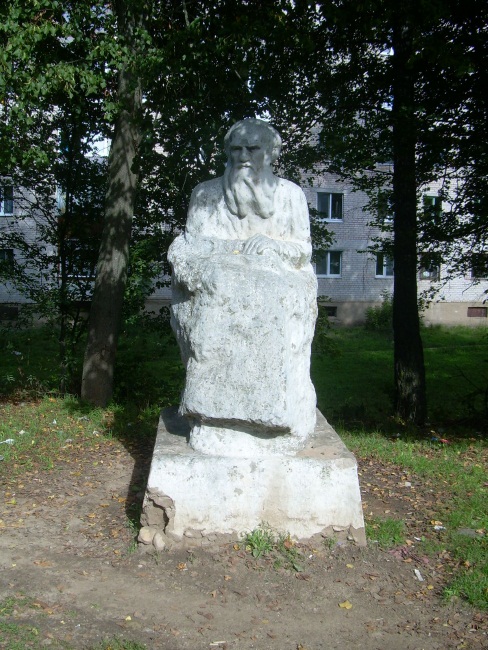 Памятник писателю на городской окраине.