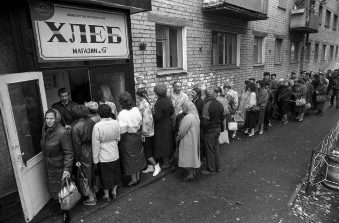 Очередь в продуктовый магазин конца советской эпохи. Фото: urokiistorii.ru