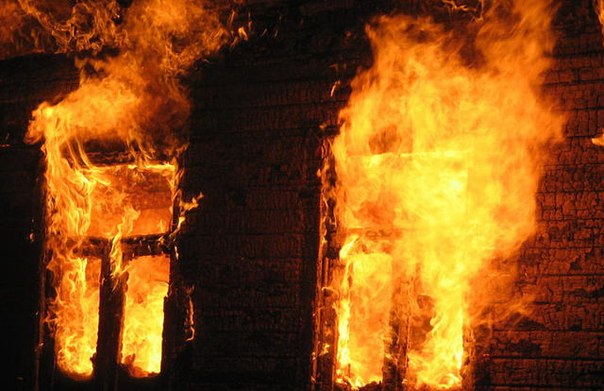На пожаре гибнет огромное количество людей. Фото izkon.ru