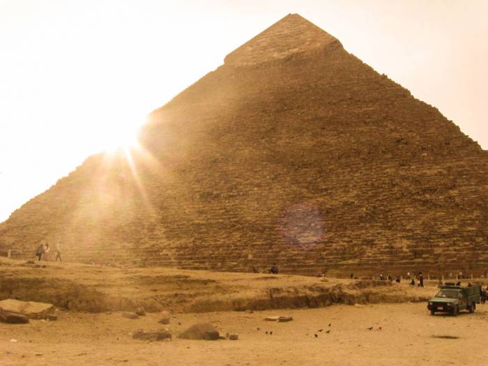 К сожалению, Египет теперь ассоциируется не только с пирамидами и солнцем