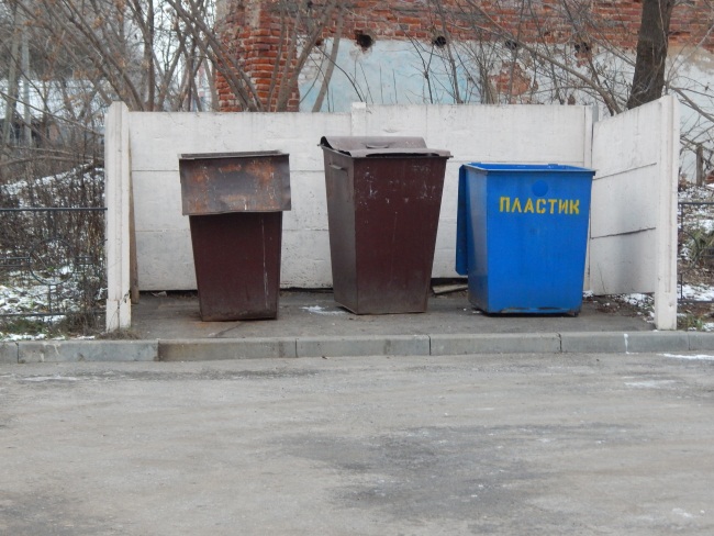 Площадка для сбора мусора на улице Революционной