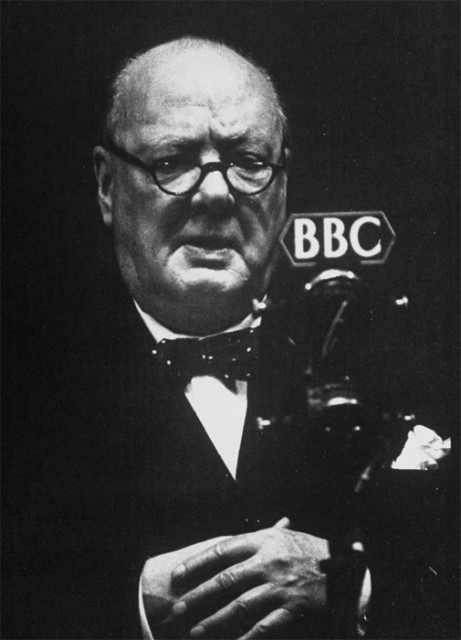 Черчилль у микрофона. Источник:livejournal.ru
