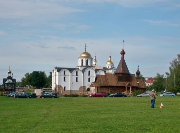 Вид на Успенский собор закрывают ещё три здания