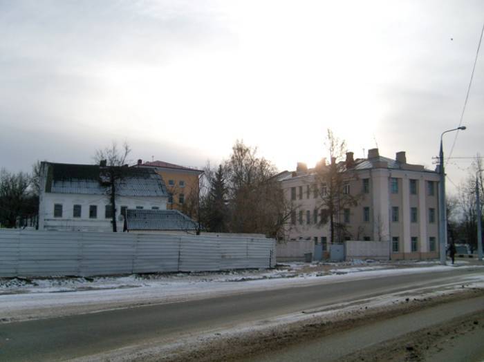 Слева здание XIX-XX вв. снесено несколько лет назад. Снято в ноябре 2010 г.