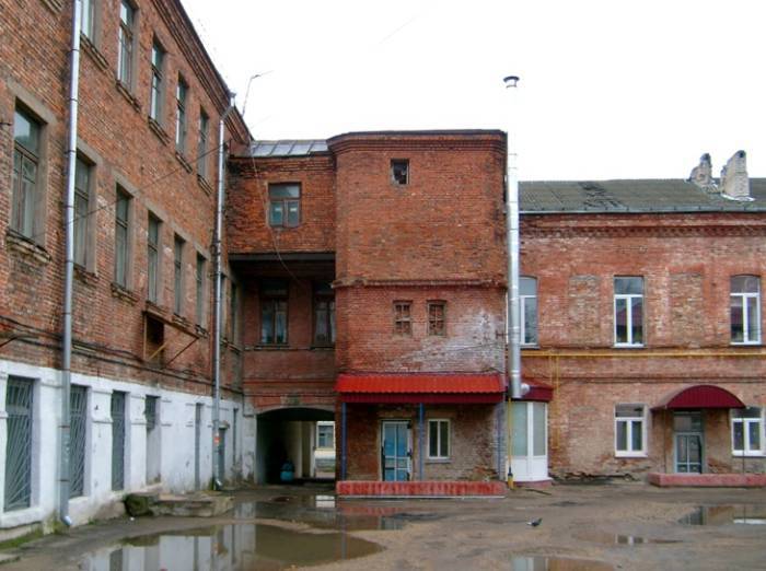 Вид со двора в октябре 2009