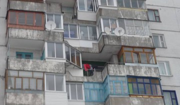 Эти тарелки имеют право на существование, т.к. выходят во двор.