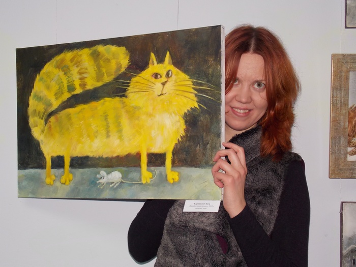 Екатерина Мясникова с картиной Инги Каршакевич "Колядное угощение"