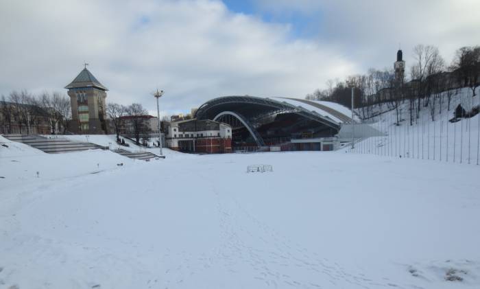 Припорошенный снегом каток. Фото: Аля Покровская