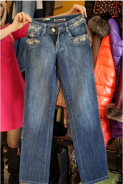 Эти джинсы в секонд-хэнде предлагают за 100 000 рублей. Фото: Алена Евдокимова