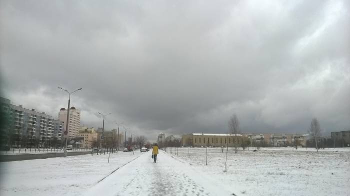 После того. как снежная буря улеглась над городом еще держалась грозовая туча. Фото Анастасии Вереск