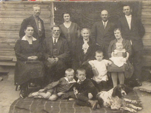 Семейная фотография конца 1920-х начала 1930-х годов. Источник: kamienski-rola.livejournal.com