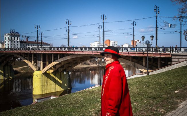 Женщина во время прогулки возле Кировского моста. Фото Сергей Гудилин. nn.by