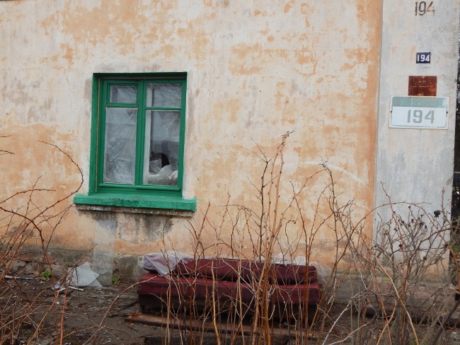 дом по улице гагарина, разбитое окно