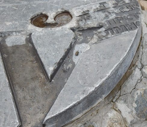 памятник букве ў в Полоцке, поврежденный памятник букве ў