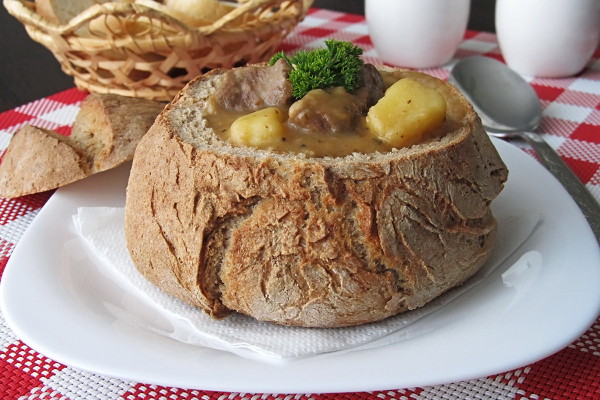Recept cheshskoy kuhni: sup-gulyash v hlebnom gorshochke