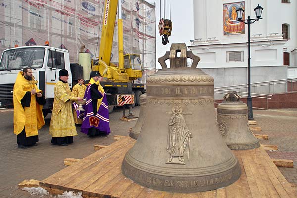 Самый большой колокол Беларуси звонит в Витебске. Фото news21.by