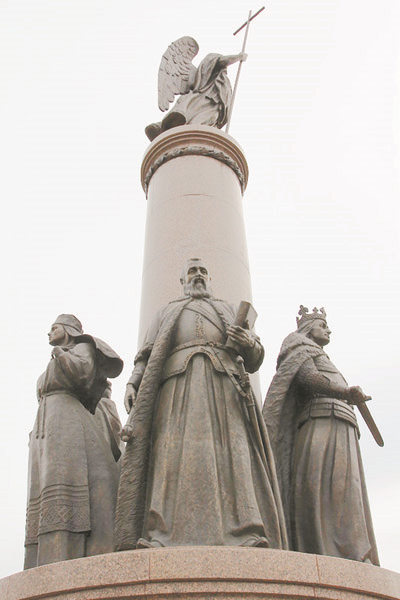 Скульптура Радзивилла Черного на памятнике тысячелетия Бреста. Фото bel-jurist.com