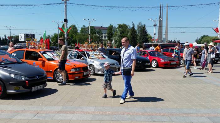 Выставка автомобилей собрала и больших и маленьких поклонников. Фото: Аля Покровская