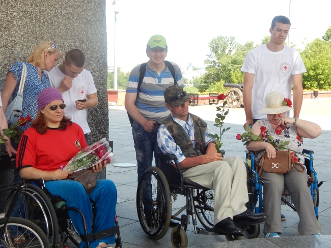 инвалиды-колясочники, площадь победы
