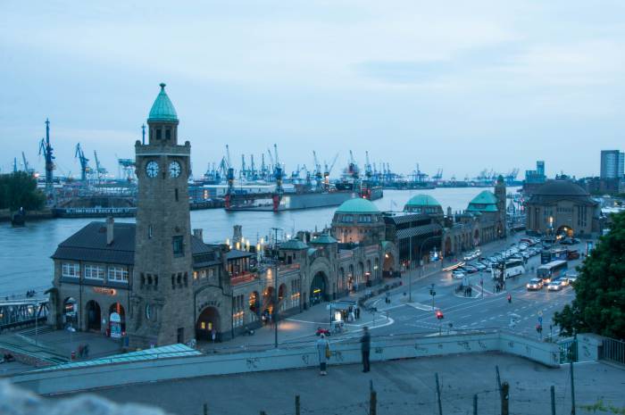 Порт в Гамбурге известен своими сувенирными лавками. Фото Анастасии Вереск