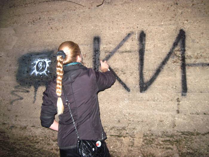 "Стена Цоя" в 2011 году, берег Двины. Фото из личного архива