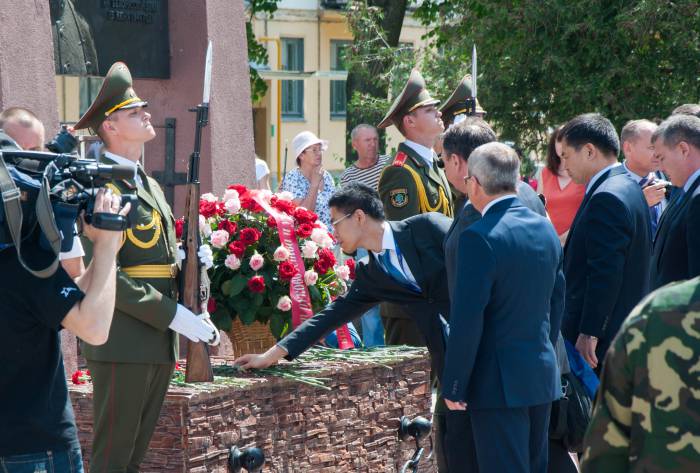 Возложение цветов. Фото Анастасии Вереск