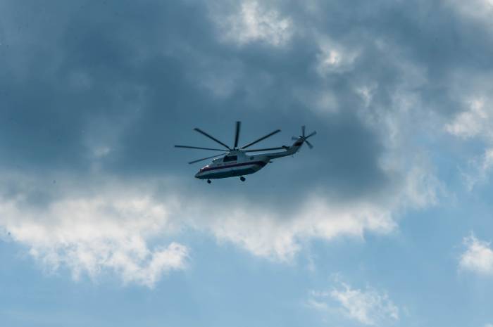 Лишь шум вертолетов нарушал привычный уклад жизни города. Фото Анастасии Вереск