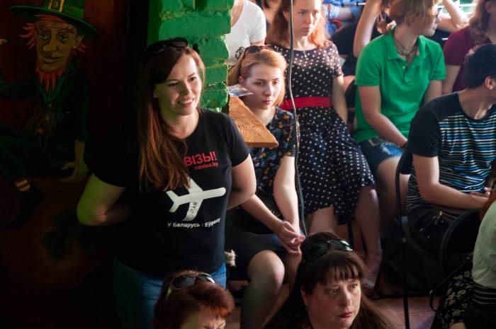 Волонтеры фестиваля носили майки с приметной "дорожной" символикой. Фото Анастасии Вереск