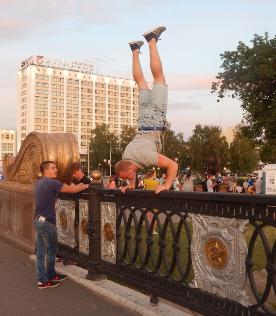 кировский мост, славянский базар