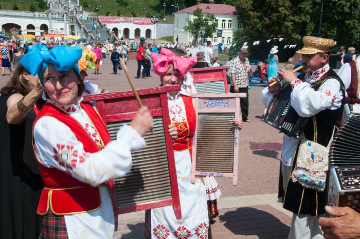 Под музыку с коллективом из Верхнедвинского района. Фото Анастасии Вереск