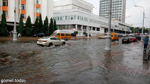 Дождь в Гомеле шел недолго, но ряд улиц оказались подтопленными. Источник фото: соцести