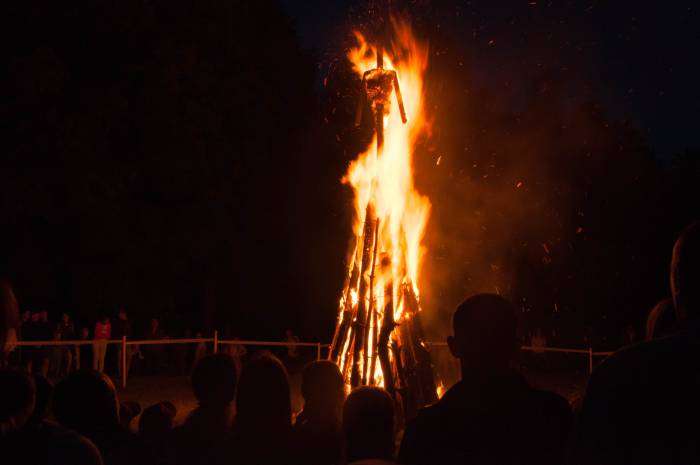 Сожжение чучела - традиционная часть праздника. Фото Анастасии Вереск