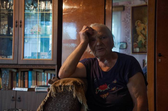 Людмила Романовна, жительница деревни Дуброво. Фото Анастасии Вереск
