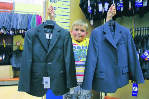 Выбор школьной одежды для мальчика не столь велик. Фото newsukraine.com.ua