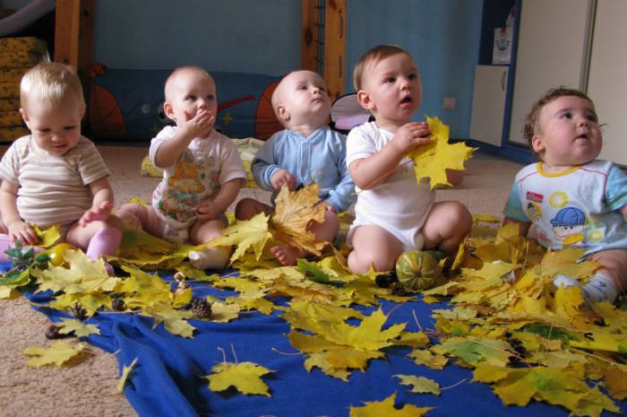Малыши всегда с удовольствием занимаются со сверстниками. Фото metlomdclub.ru