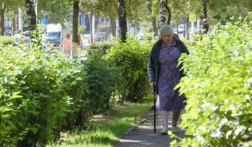 пенсионерка, больная женщина