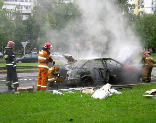 горящий автомобиль