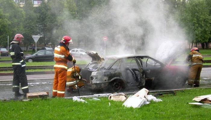 горящий автомобиль