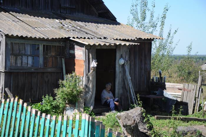 Кто-то не смог прийти на праздник и смотрел издалека, с порога собственного дома. Фото Анастасии Вереск