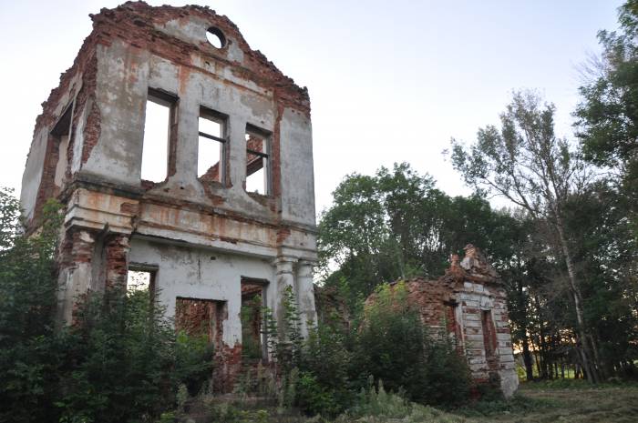 Руины основной части усадьбы. Фото Анастасии Вереск