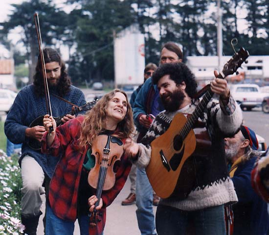 Джуди Бари и Дэррил Черни играют на музыкальных инструментах возле калифорнийского отделения офиса лесного хозяйства. Джуди Бари верила, что музыка может стать одним из эффективных способов ненасильственного протеста. Фото Alicia Littletree Bales