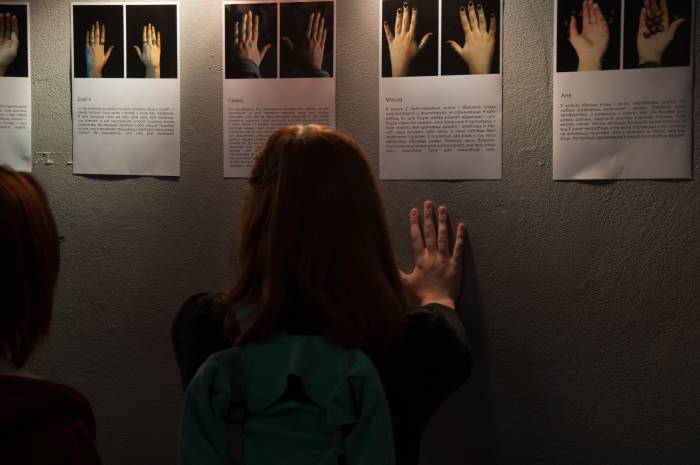 Фотопроект «Холсты и кисти» помогает увидеть человека, его историю, даже за малым, например, показав зрителю только кисти рук. Фото Анастасии Вереск