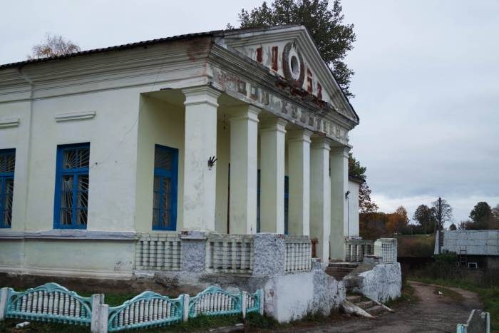 Другая часть усадьбы занята клубом, магазином и кафе. Фото Анастасии Вереск