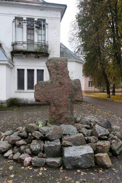 Каменный крест на входе в здание бывшей усадьбы. Фото Анастасии Вереск